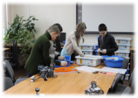 Учащиеся собирают роботов